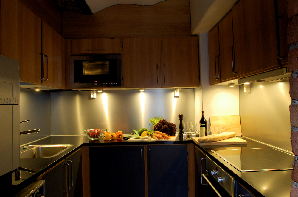 Hyvin varustettu keittiö - Vuokrattavat tilat Kalevankadulla 9 -- Välutrustat kök - Utrymmen för uthyrning på Kalevagatan 9